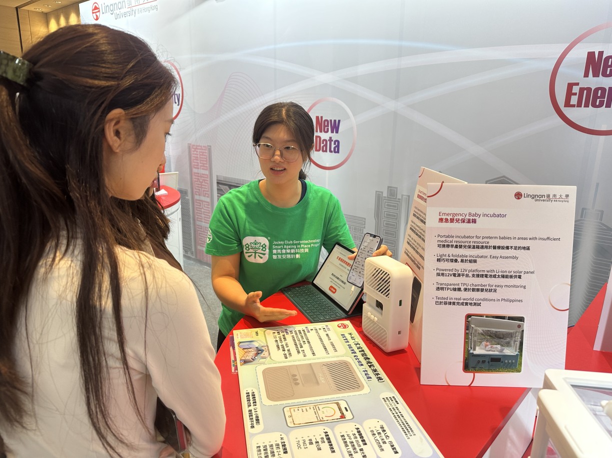 潘飞帆同学在嘉年华活动中展示H-Air家庭智能环境监测系统。