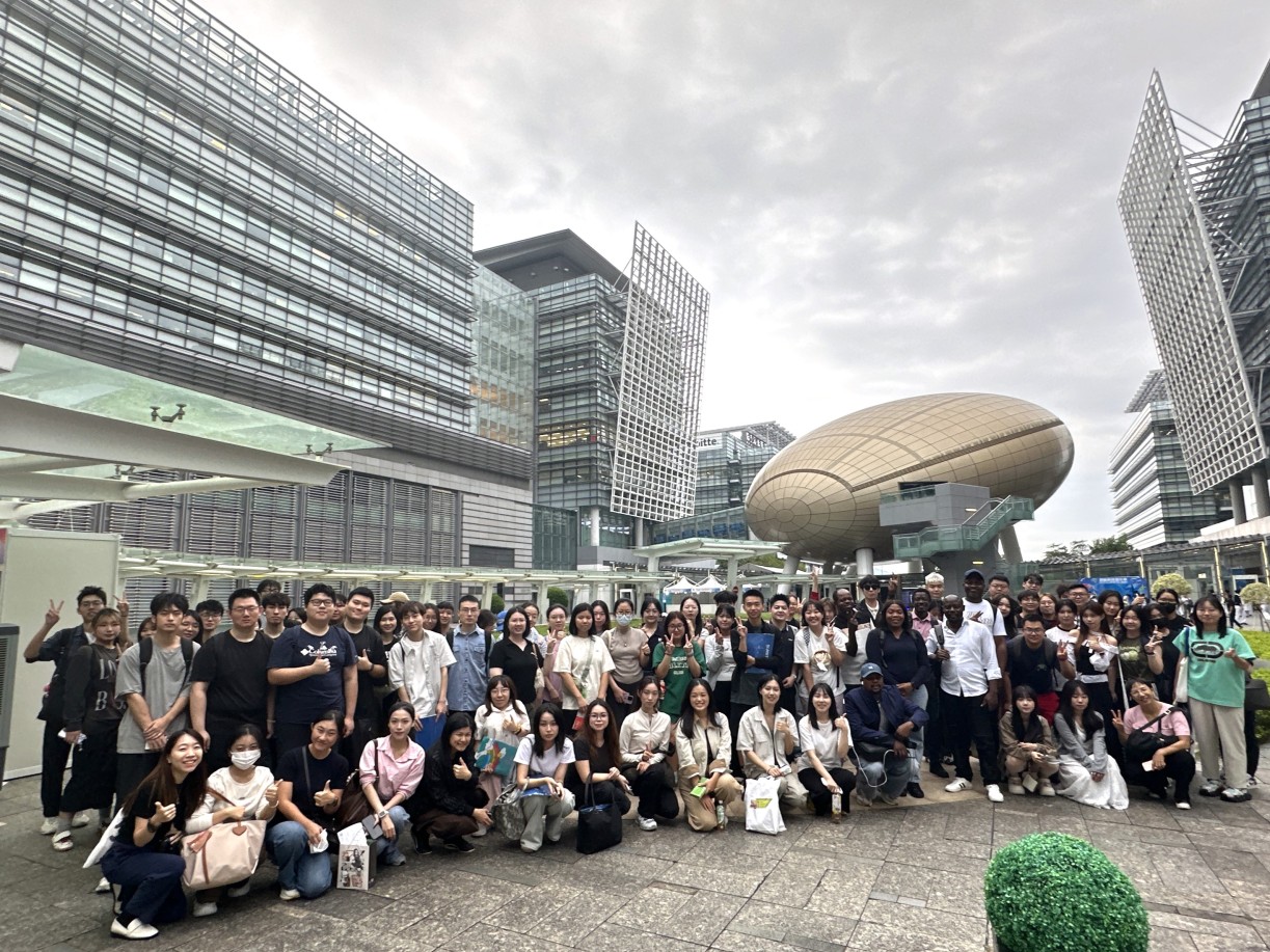 在研在研究生院修读MHM504与HAM505现代科技在健康与社会服务中的应用的同学于10月20日参与创新科技嘉年华2025。