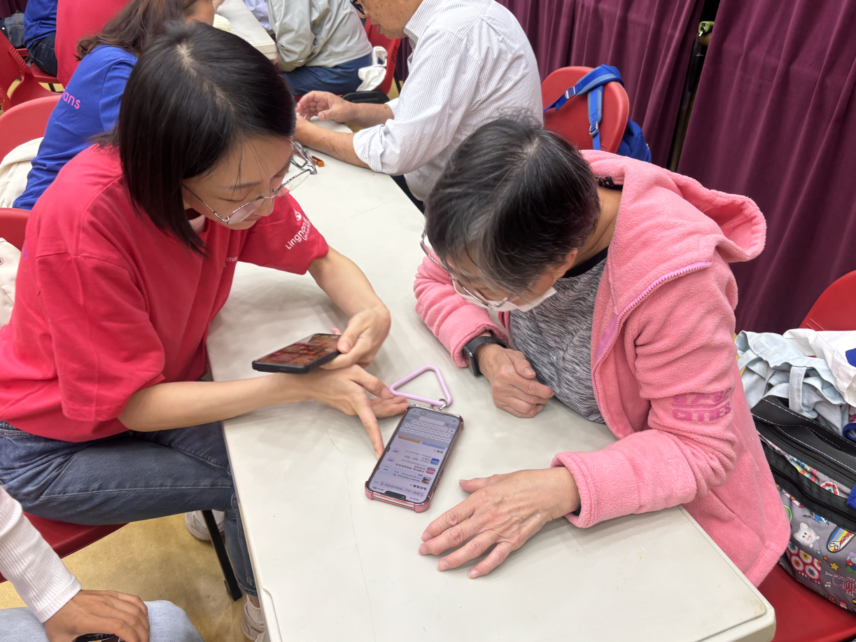 Students provided guidance to the elderly on smartphone usage and important safety tips.