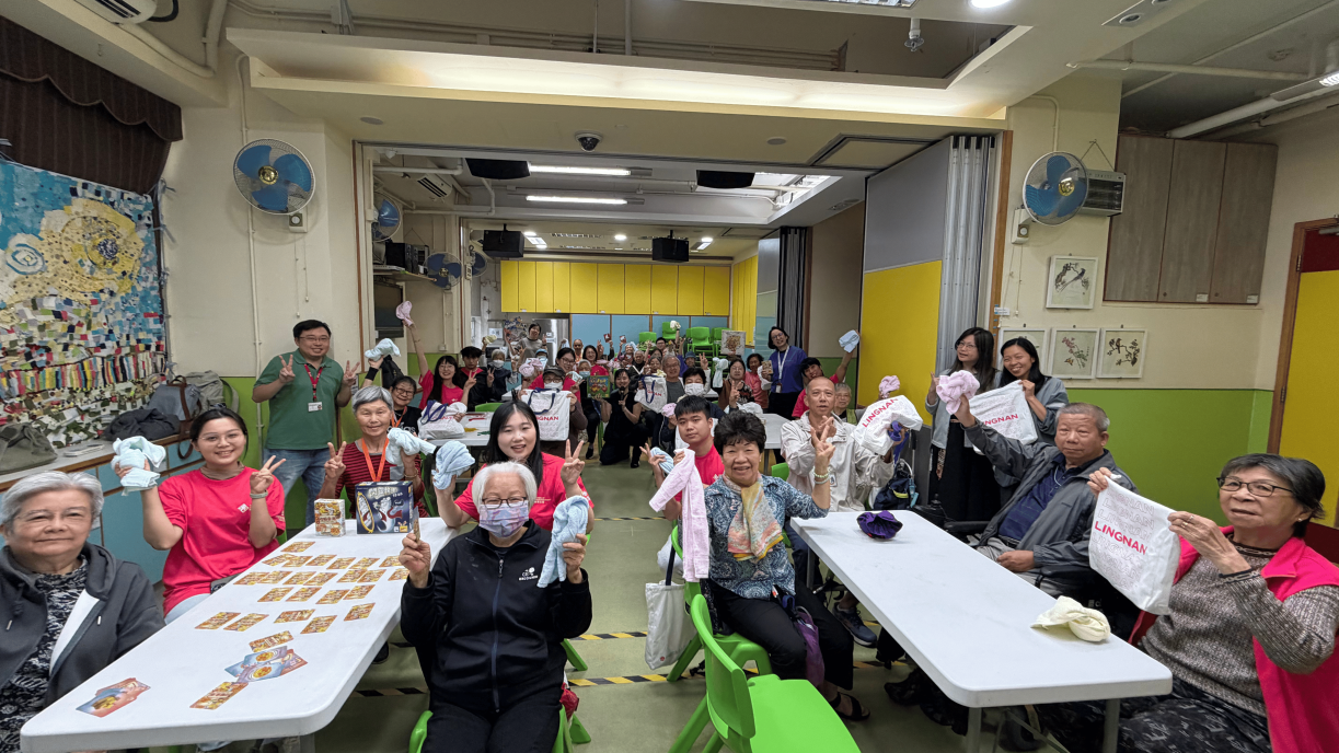 The elderly and students enjoy their time together during the first visit to Tin Shui Wai Community Centre.