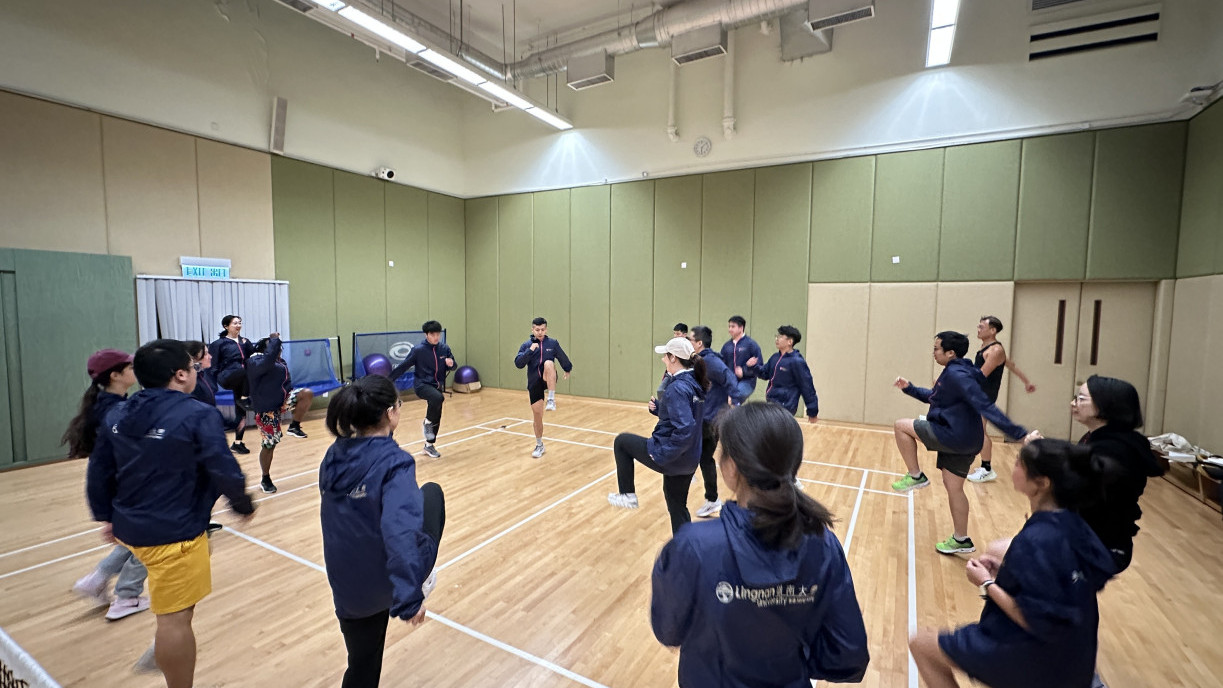 To combat the drop in temperature, GS provides windbreakers for participants to stay warm during the running event.