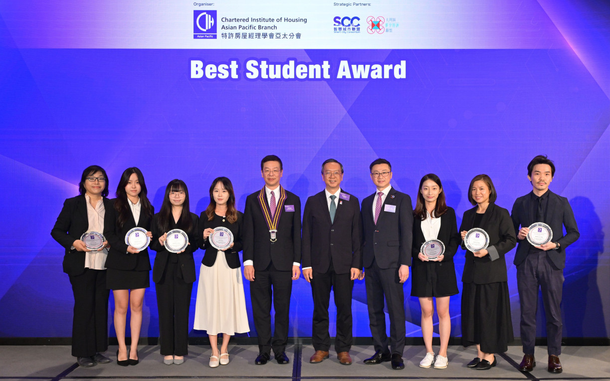 Ms He Meixin (fourth from left), a graduate of the MHPM programme, receives the Best Student Award from the CIHAPB.