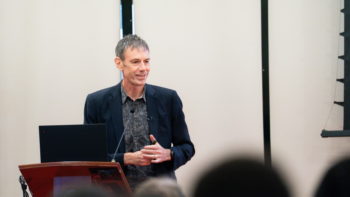 Prof William Hayward leads the third seminar in the A Personal Perspective on Doing Good Research Seminar Series, sharing insights with young scholars.