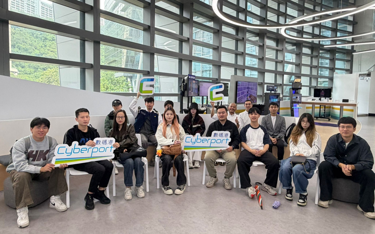 Students from the Master of Housing Policy and Management (MHPM) programme at the School of Graduate Studies of Lingnan University embarked on an enriching field trip to Cyberport, a leading digital technology hub in Hong Kong.