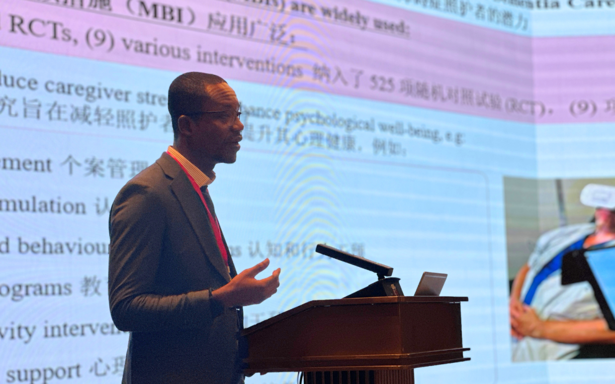 嶺南大學研究生院助理教授柏墨教授發表了《嶺大認知障礙症照護者-居家VR正念項目》的專題演講。