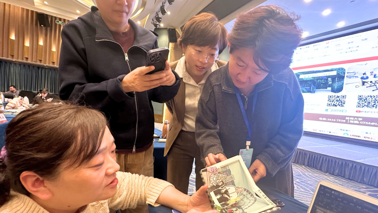 與會者對學生的設計作品表現濃厚興趣。