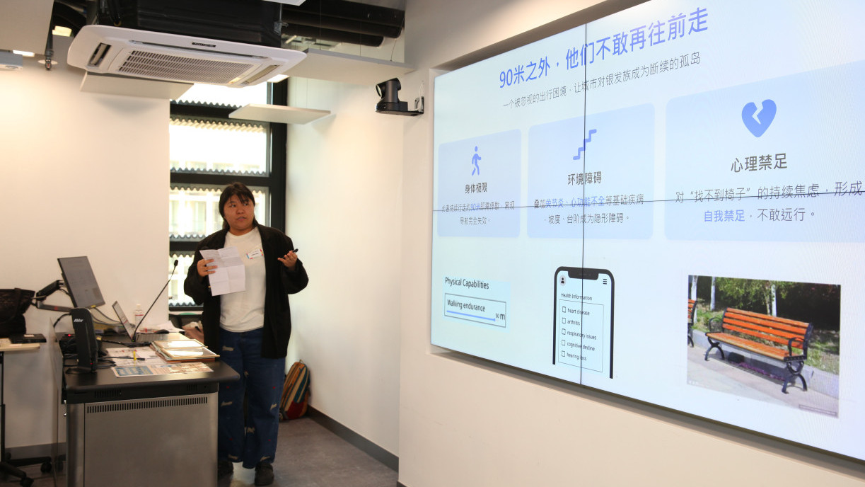 健康分析与管理理学硕士课程的张咸宜同学向评审团介绍团队作品《AI休闲地图》。