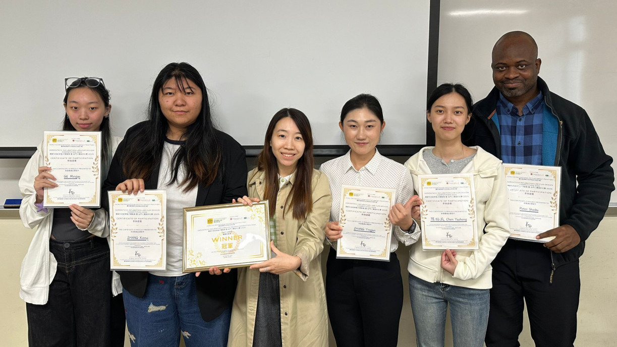 在团队比赛中，由健康分析与管理理学硕士课程的张咸宜同学（左二）与她团队的作品《AI休闲地图》夺得冠军。