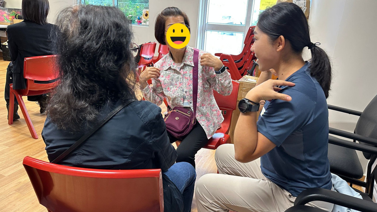健康分析与管理理学硕士课程的张颖珺同学（右一）与长者交流。