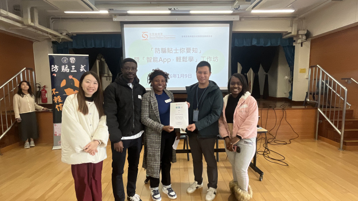 The community centre presented the Certificates of Appreciation to the Lingnan University students.
