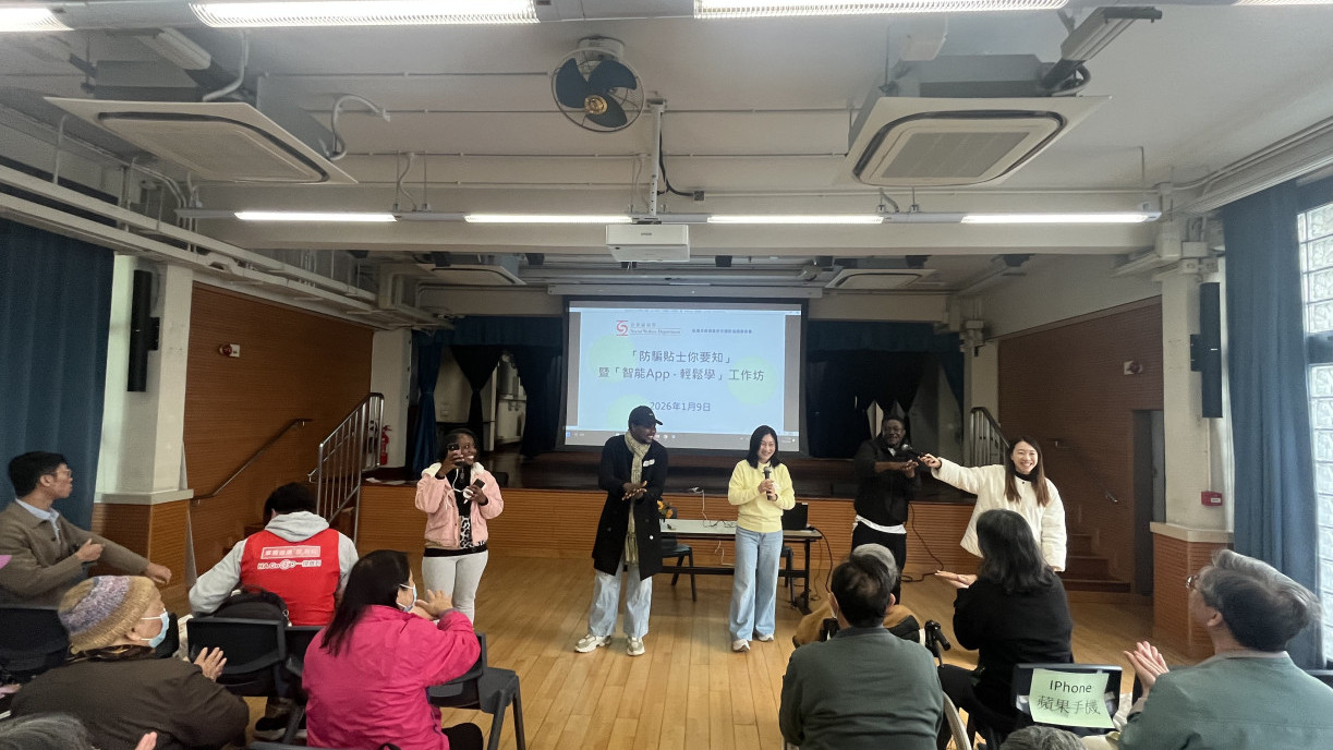 Dr Chloe Siu led postgraduate students in conducting exercises for the elderly.