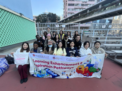 近20名研究生参加研究生院LEAP活动—「学粤语・传温情@岭南系列」社区服务一：作个科技小助手・相伴长者探索数码世界。