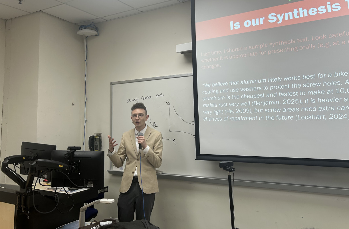英语及外语教学中心（CEAL）高级讲师Ryan Windsor老师在工作坊中示范了论文写作中有效且精确的语言运用 。