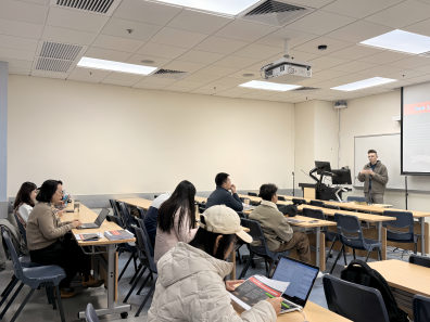 约 50 名研究生透过线上与面授两种方式积极参与由专业语言老师主讲的论文写作工作坊。