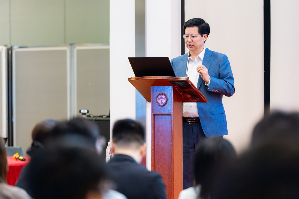 2025/26學年「卓越研究的個人之旅」講座系列最後一場分享由宋永端教授主講,吸引約50名師生參與。 宋教授分享科研歷程,勉勵青年學者建立自信,勇於迎接挑戰,並以堅持不懈的精神追求有意義的研究。 宋教授分享科研歷程,勉勵青年學者建立自信,勇於迎接挑戰,並以堅持不懈的精神追求有意義的研究。