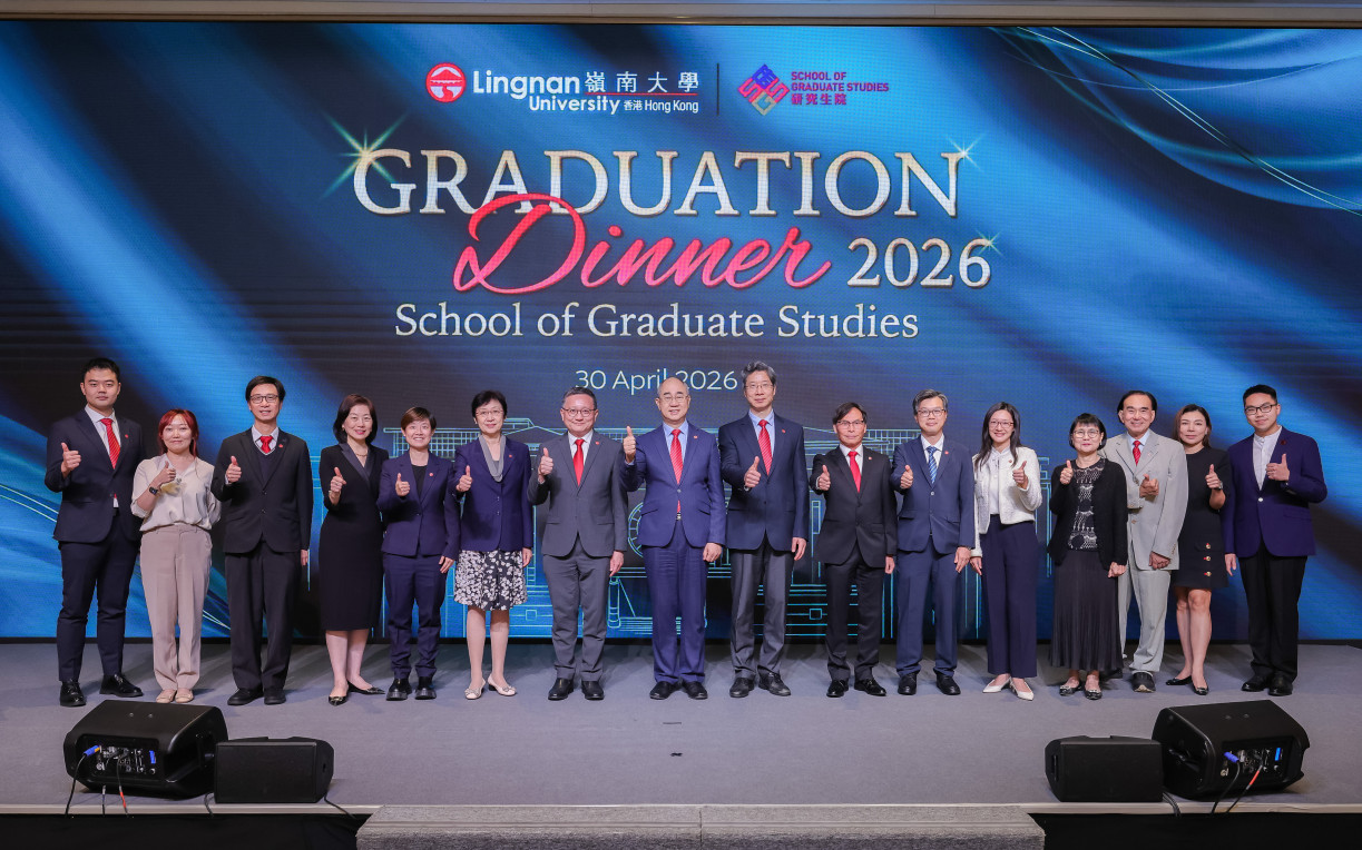 大学管理层及嘉宾在台上合影,共同见证2026年研究生院毕业晚宴的美好时刻。