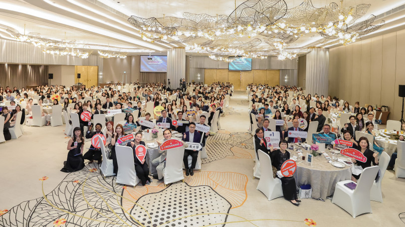 近400名畢業生、嘉賓、教職員聚首一堂,慶祝學生們完成研究生歷程,共同見證學術卓越成就、弘揚嶺大精神。