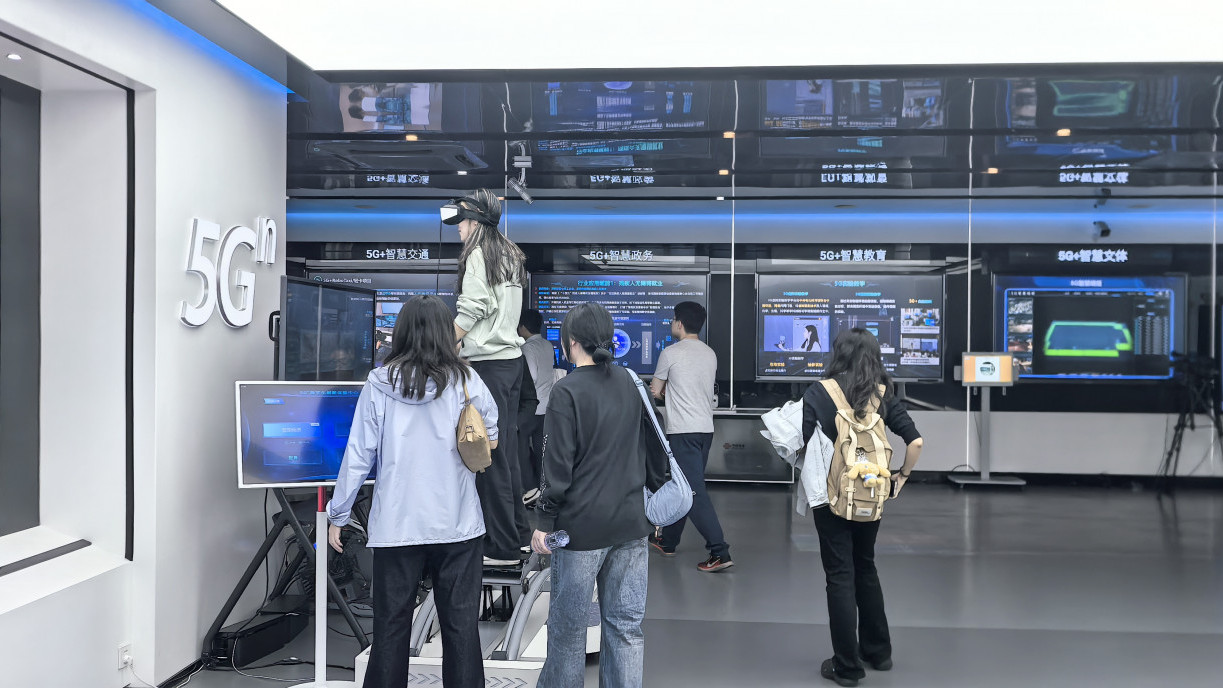 At a digital innovation experience centre, students explore how 5G drives innovative applications and urban management, linking digital infrastructure with smart governance.