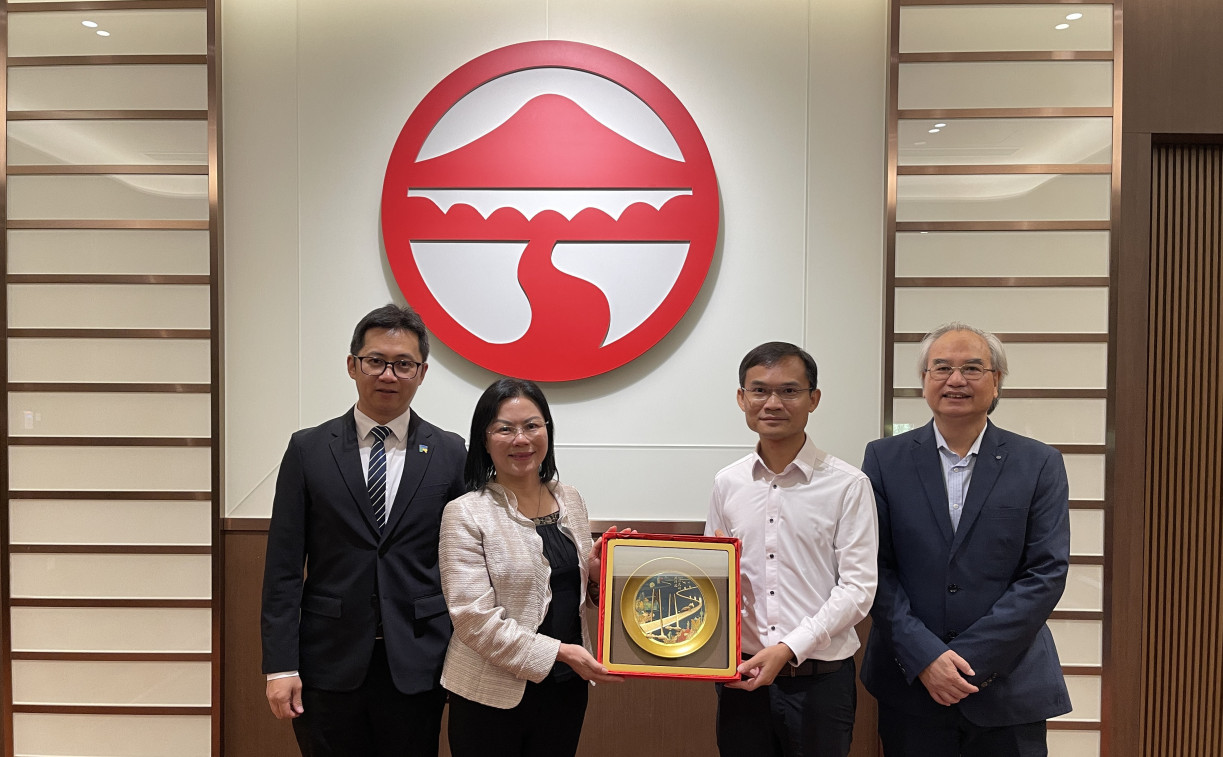 Ms Xu Fengmei, Deputy Director of the Livelihood Affairs Bureau of Guangdong–Macao In-Depth Cooperation Zone in Hengqin (second from left), Mr Lin Junfan, Deputy Director of the Social Security Division of Livelihood Affairs Bureau of Guangdong–Macao In-Depth Cooperation Zone in Hengqin (first from left), Prof Huang Genghua, Associate Professor of the School of Graduate Studies at Lingnan University (second from right), and Prof Dickson Chan Chak-kwan, Research Professor and Director of the Asia-Pacific Institute of Ageing Studies at Lingnan University (first from right), take a group photo together.