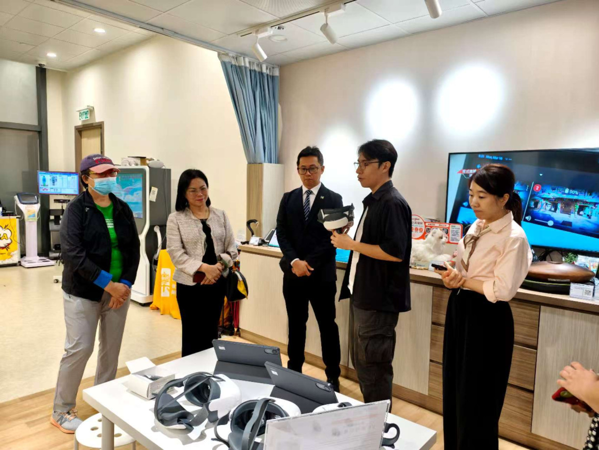The delegation visits the LU Jockey Club Gerontech-X Lab to gain on-site insights into Lingnan University’s achievements in gerontechnology research and development, teaching, and its application in the community.