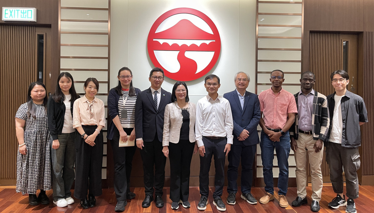 A delegation from the Livelihood Affairs Bureau of Guangdong–Macao In-Depth Cooperation Zone in Hengqin visits Lingnan University. Representatives from the School of Graduate Studies and the Asia-Pacific Institute of Ageing Studies at Lingnan University hold an exchange conference with the delegation.