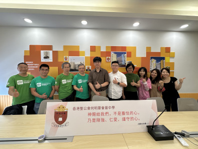 Students and lecturers from the health-related taught postgraduate programmes offered by the School of Graduate Studies at Lingnan University join hands with Lingnan University’s gerontech ambassadors to participate in the “Thinking, Create a Better World” event hosted by HKSKH Bishop Hall Secondary School.