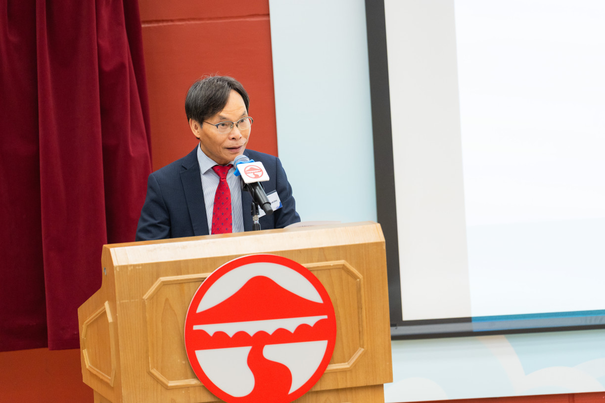 Prof Sam Kwong Tak-wu, Associate Vice-President (Strategic Research), J.K. Lee Chair Professor of Computational Intelligence and Dean of the School of Graduate Studies, delivers the welcome remarks. 