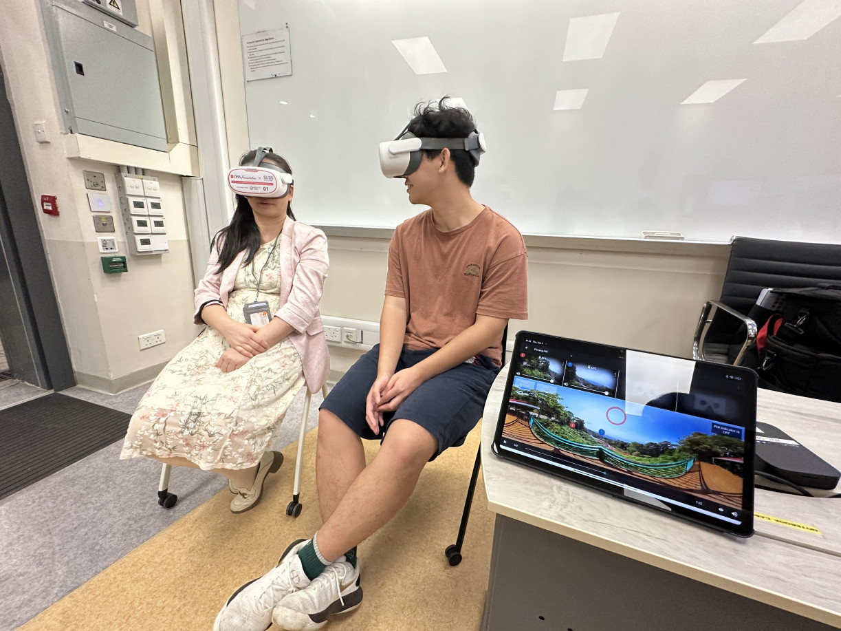 學生體驗虛擬實境（VR）於長者服務項目中的應用。 