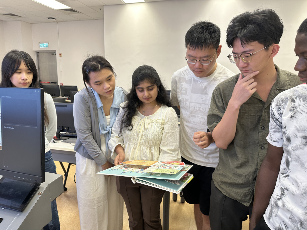 健康分析與管理理學碩士（HAM）課程學生 Krishna Kripa Suresh Kumar（左三）認為，新科技能夠回應一些看似微小的問題，並為人們的日常生活帶來顯著改善。 