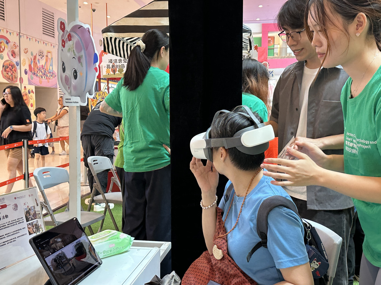 Students introduce and demonstrate the use of virtual reality (VR) in gerontechnology products to members of the public. 