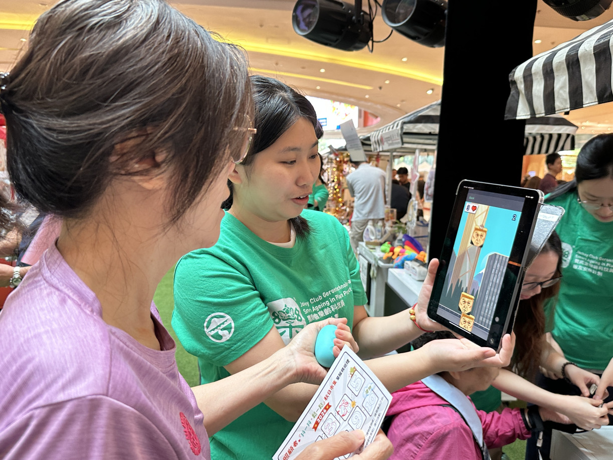 Students collect feedback from participants on their experiences with gerontechnology products. 