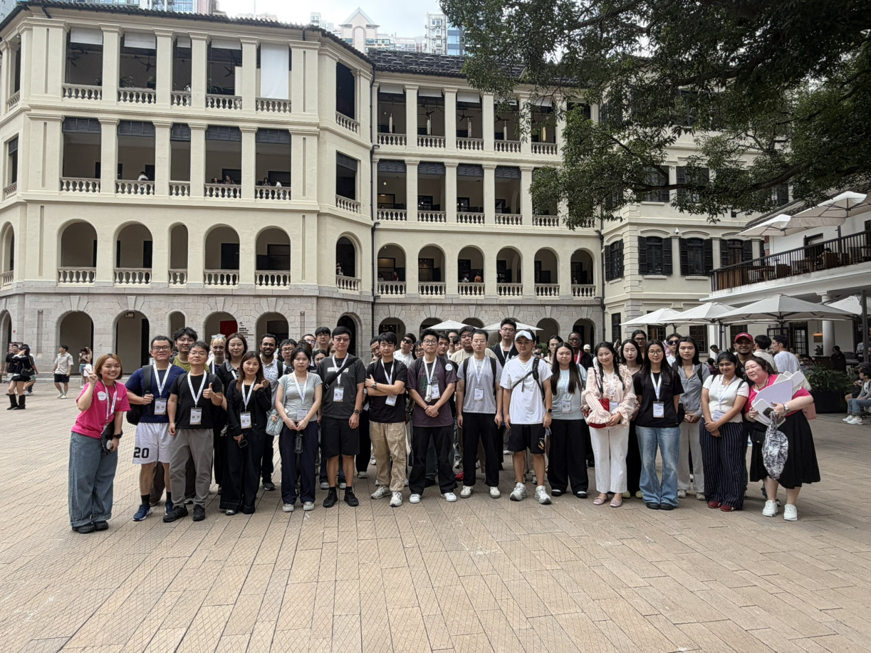 Students deepen their understanding of Hong Kong’s history and heritage conservation through a guided tour and conclude the trip with a group photo at Tai Kwun.