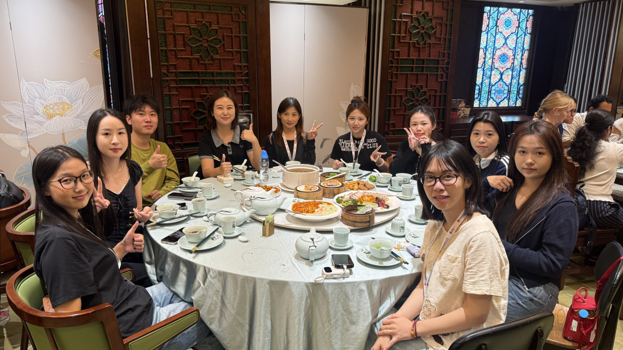 Students enjoy a traditional Cantonese lunch, savouring Hong Kong’s culinary culture through classic dishes such as dim sum and sweet and sour pork.