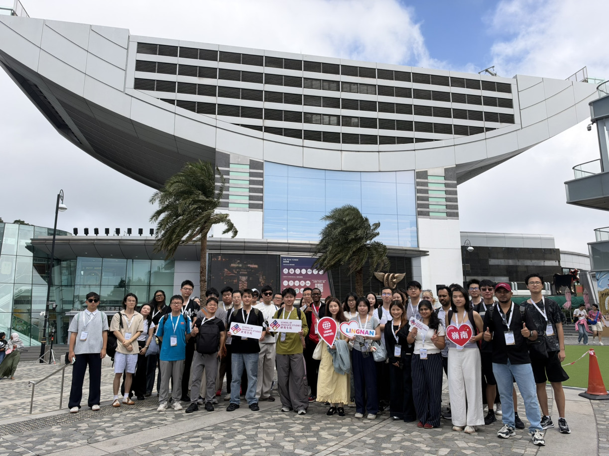 Nearly 50 postgraduate students join the Hong Kong Day Trip organised under the Learning Enhancement & Aspiration Pathways (LEAP) programme, capturing a memorable group photo outside The Peak Tower.