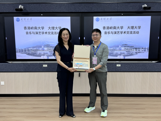 Prof IP exchanges souvenirs with Ms Sun Yajuan, Director of the Office of International Cooperation and Exchange